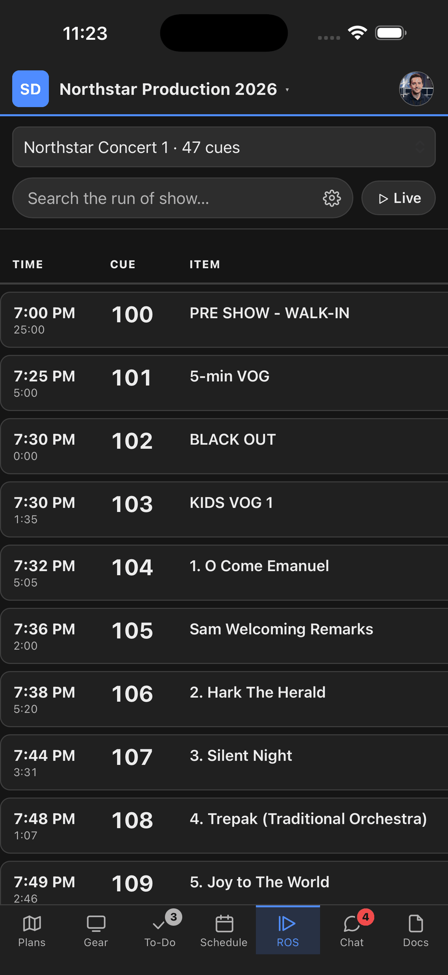 The same run of show on an iPhone: numbered cues down the screen, each with its clock time and the item it belongs to.